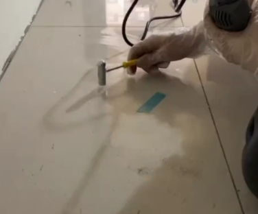 鸠江瓷砖开裂维修公司专业分享瓷砖在铺贴前如果没有沥干水分，将会导致以下问题